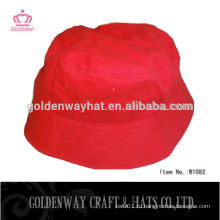 Красная и белая шляпа из ведерки со строкой